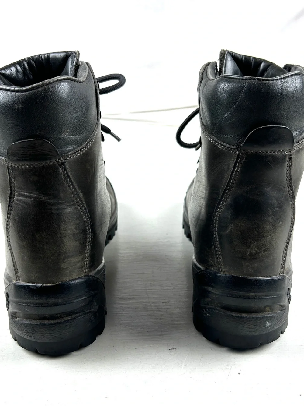 Vasque Hiking Mountaineering Boots Men’s 8 Gray Leather Vibram Sole Made Italy